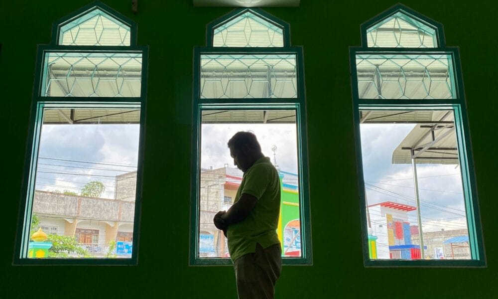 Solat Sunat Tapi Belum Habis Qada Solat Muslim asian man praying performing salah at the mosque